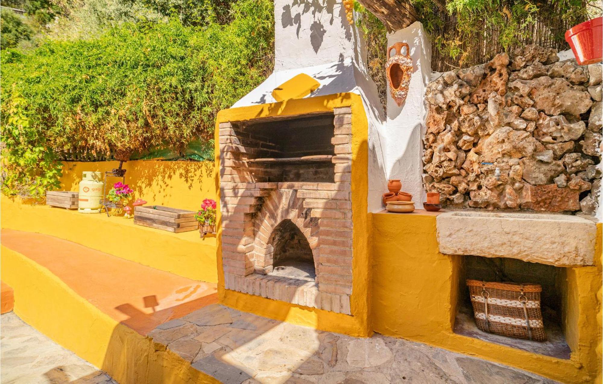 Amazing Cottage In Algatocin With Kitchen Buitenkant foto